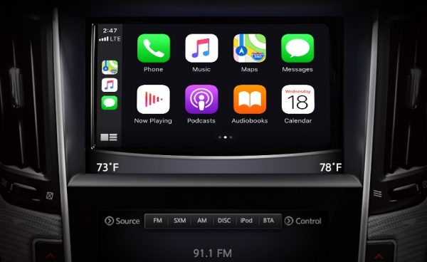 Interior View of INFINITI Vehicle With Apple CarPlay Highlighting Messaging Feature