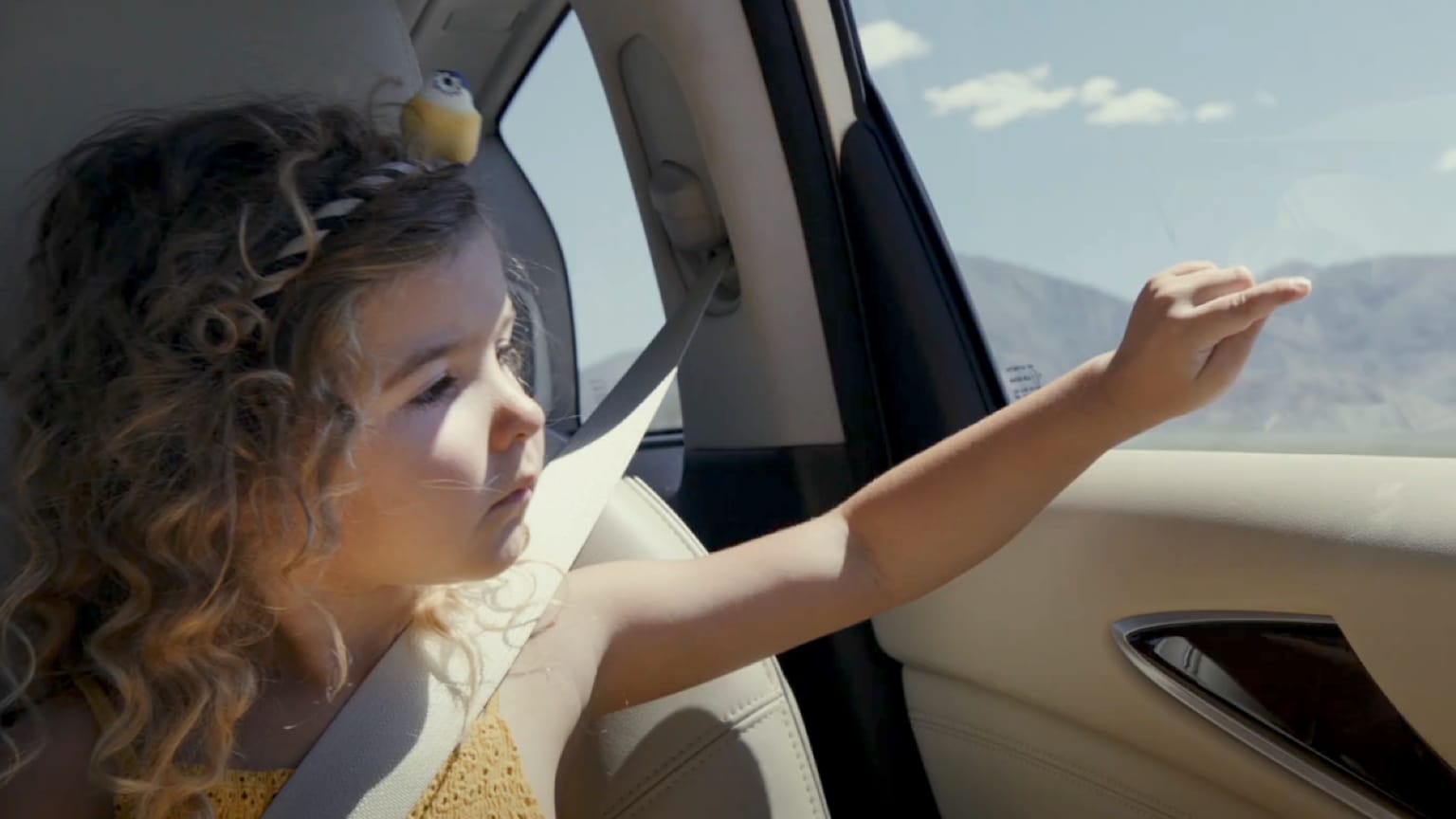 INFINITI COVID-19 (Coronavirus) Update For Future INFINITI Owners | Image of girl pointing out the window of an INFINITI