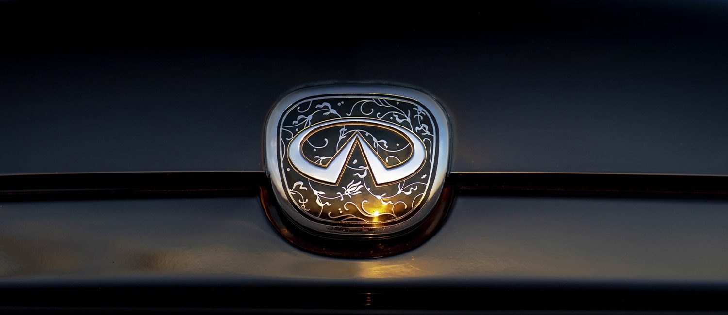 Close up view of the details of the INFINITI Q45 logo