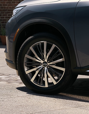 Close up view of the 2023 INFINITI QX60's available 20 inch rims