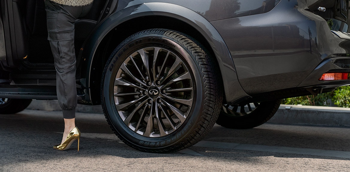 Close up view of 2022 INFINITI QX80 cast aluminum wheels