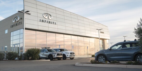 INFINITI retailer featuring the INFINITI QX80 and QX60 and QX50 parked in the parking lot